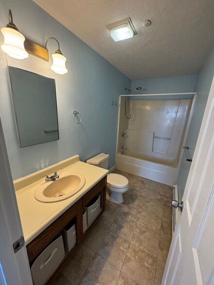 Building Photo - 111 Center St