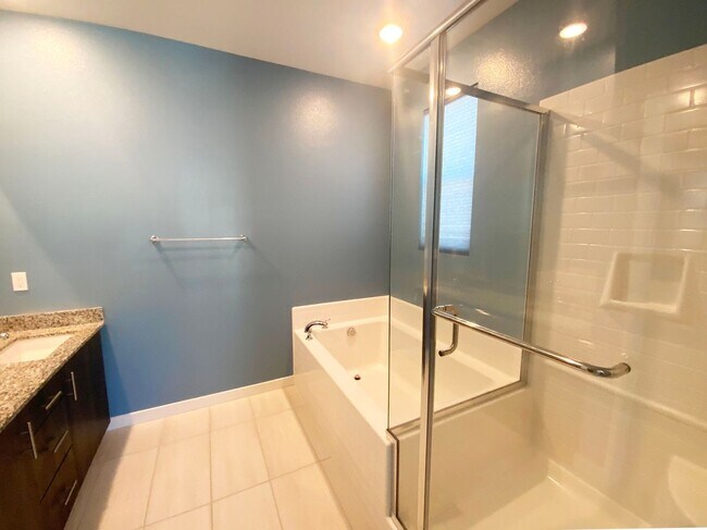 Building Photo - 5460 Shorefront Dr