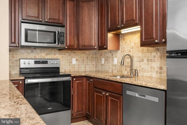 Building Photo - 1008 Horseshoe Dr