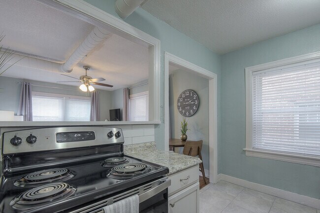 Building Photo - 722 W 37th St