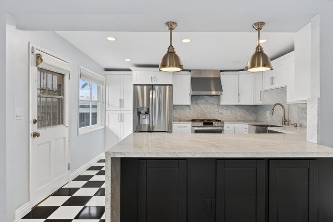 Building Photo - Beautifully updated 3-bedroom, 2.5-bathroom Craftsman in the heart of South Park