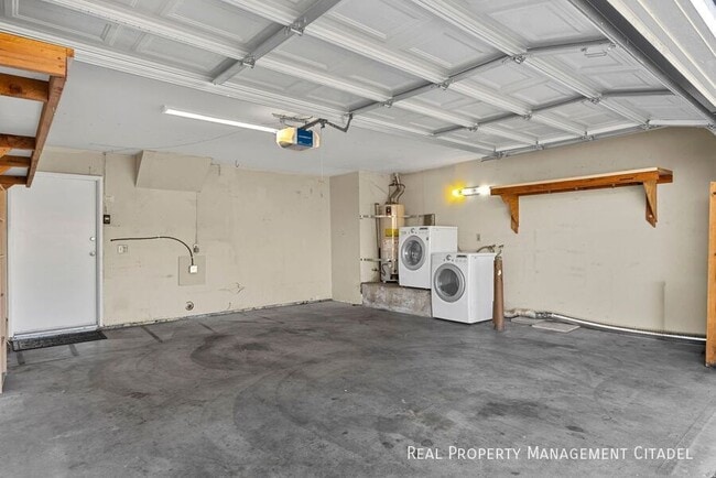 Building Photo - 10672 Bell St