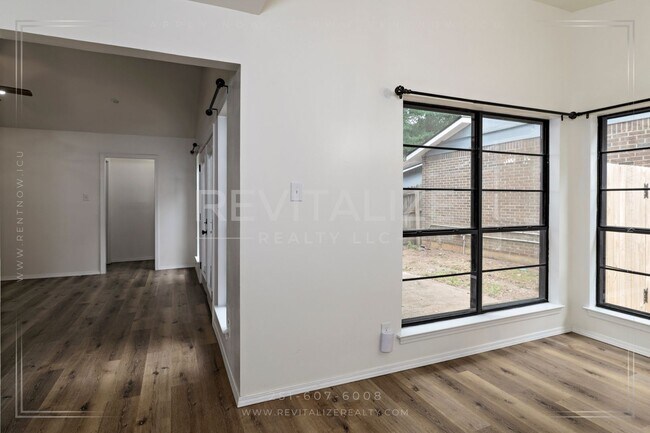 Building Photo - Beautifully Updated 3BR / 2BA in West Mobile with Private Courtyard