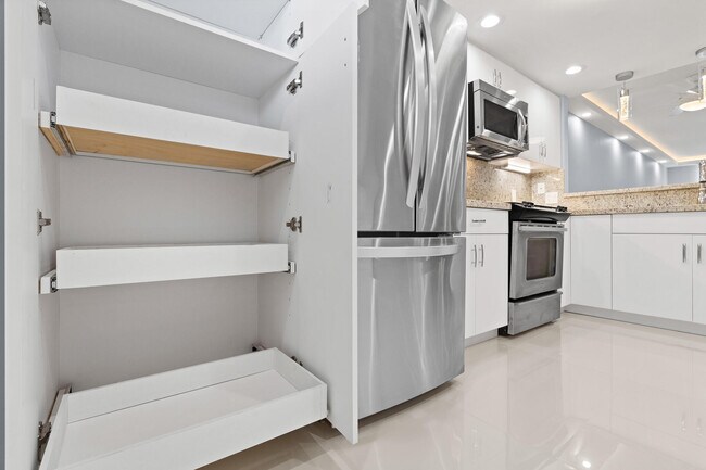 Building Photo - 3580 S Ocean Blvd