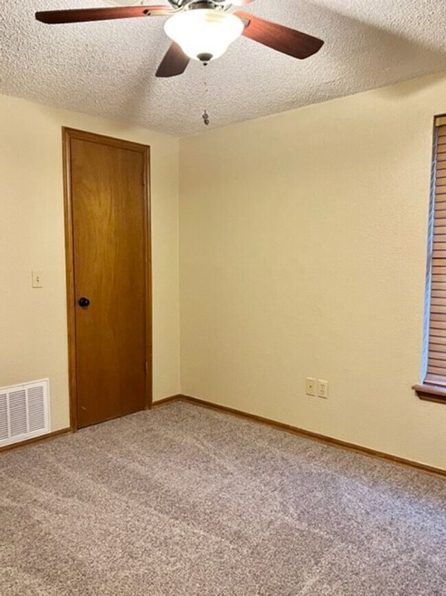 Building Photo - Updated 3-bed 2-bath 2-car in SW Moore