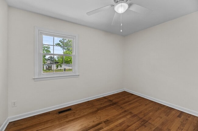 Building Photo - 607 Pinetree Dr