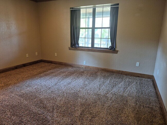 Building Photo - Cabin living in the suburbs