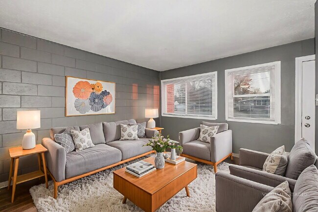 Building Photo - Charming 2 Bed, 1 Bath Apartment in Indianapolis - Don't Miss Out!