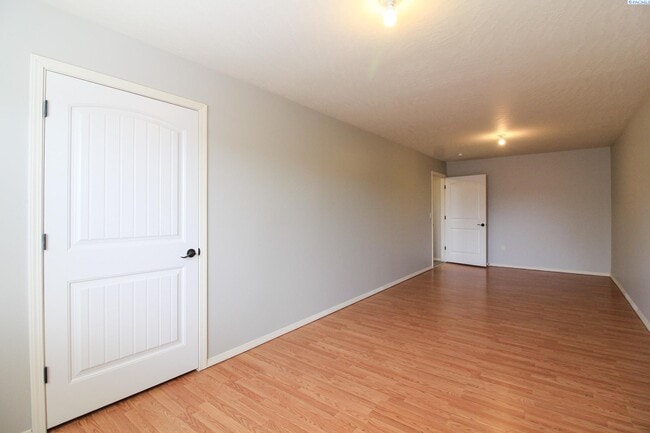 Building Photo - 3 Bed/2.5 Bath Kennewick Townhouse