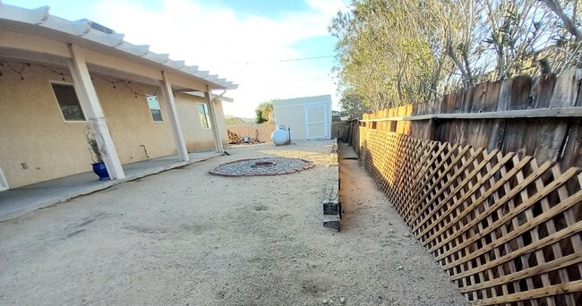 Building Photo - Spacious 3 bedroom, 2 bath with bonus room in Indian Cove