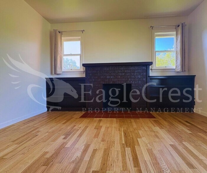 Building Photo - Charming 2 Bed, 2 Bath Home with Updated Kitchen & Outdoor Living Space