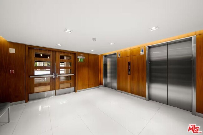 Building Photo - 838 N Doheny Dr