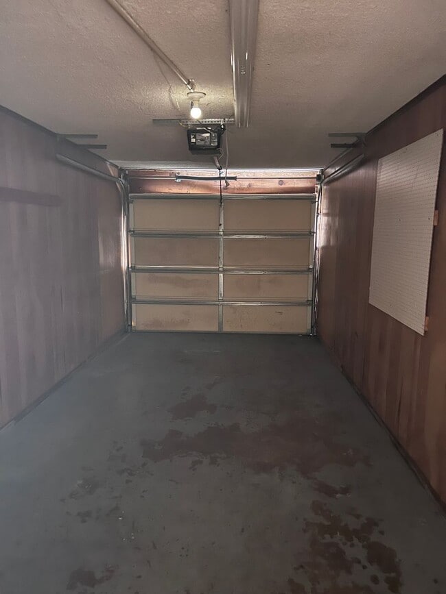 Building Photo - 2 Story Condo. Lovely 2 bed/1.5 bath condo