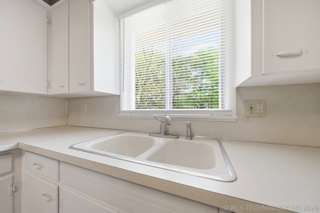 Building Photo - 805 S Cedar St