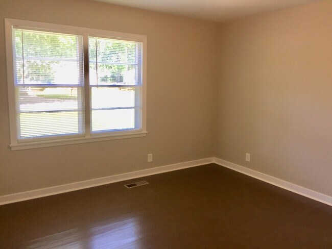 Building Photo - 756 Meadowbrook Dr