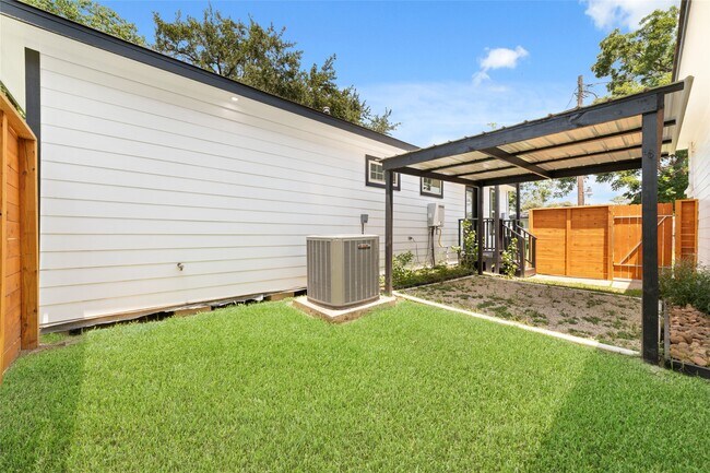 Building Photo - 6720 Cathcart Dr