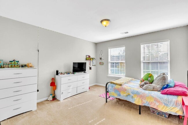 Building Photo - Stunning 4 Bed/2.5 Bath home in Creekside