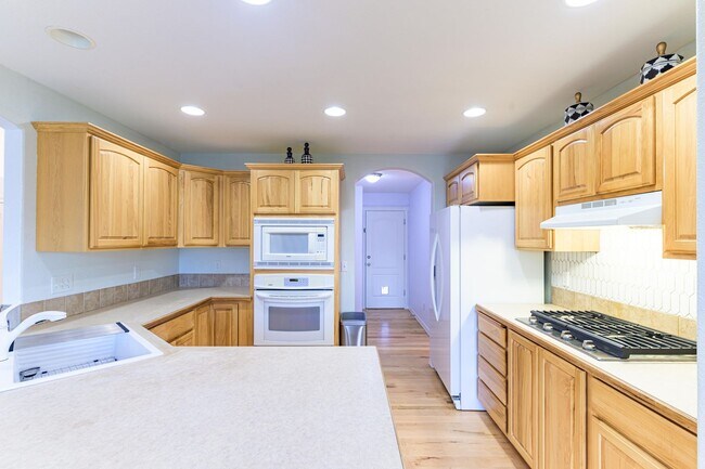 Building Photo - Private Oasis with Panoramic Mountain Views – 4 BR Plus Bonus Room / Office