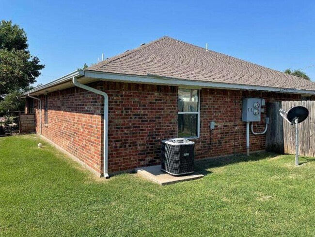 Building Photo - 2513 SW E Ave