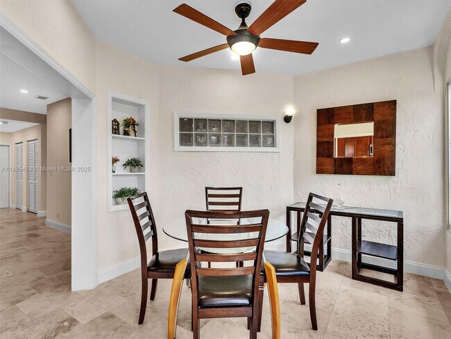 Building Photo - 6538 Via Regina