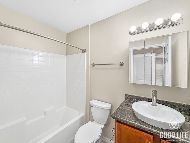 Building Photo - Perfect 1B/1BA w/ Balcony, Reserved Parkin...