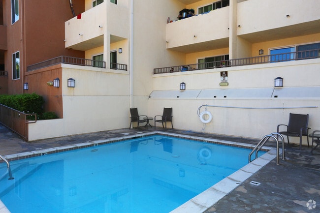 Pool - Villa Vincennes Apartments