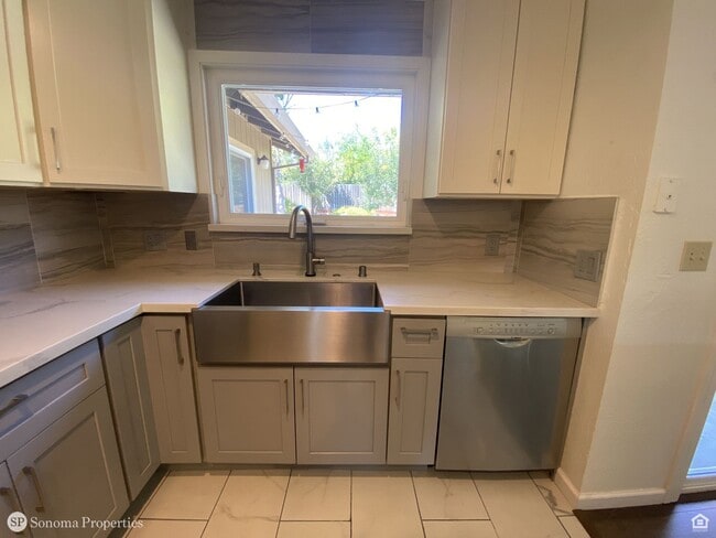 Building Photo - 3bd/2ba Single-Level Home - Close to Downt...