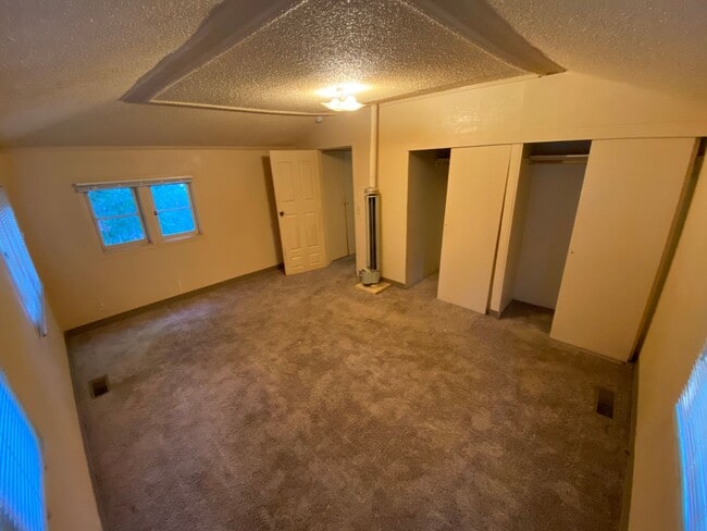 Building Photo - Three Bedroom, One Bathroom House with Fen...