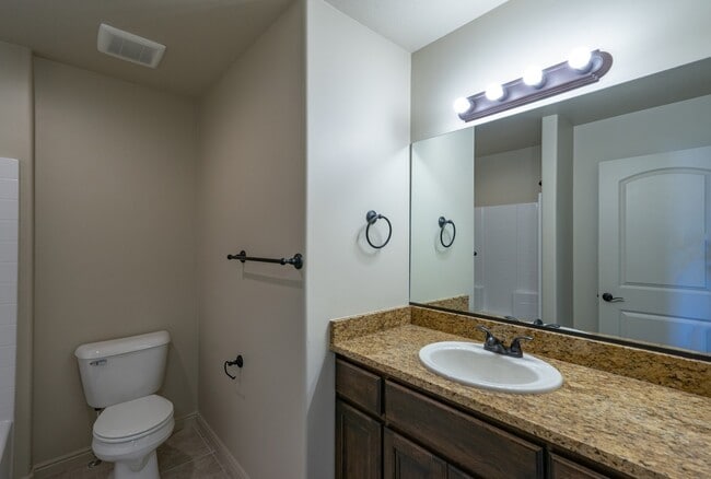 Building Photo - 3 Bedroom Townhome in Prime Washington Com...
