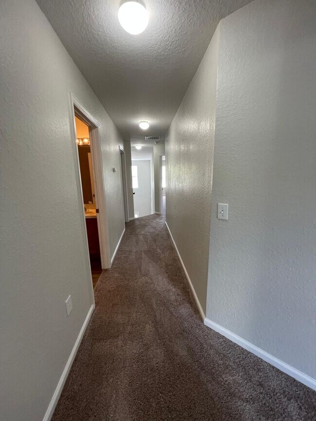Building Photo - Spacious 3 bedroom, 2.5 bath townhouse in ...