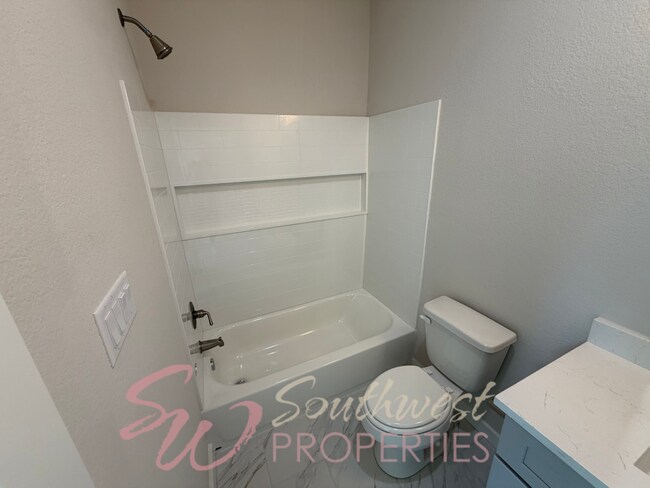 Building Photo - FOUR bedroom townhouse. Off campus living with easy, close to campus style!
