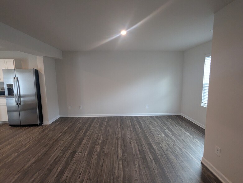 Building Photo - 133 Fernside Ct