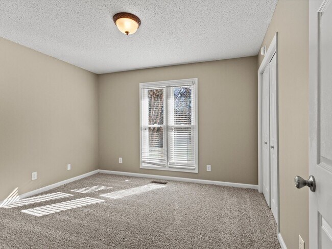 Building Photo - Large lot and close to town.