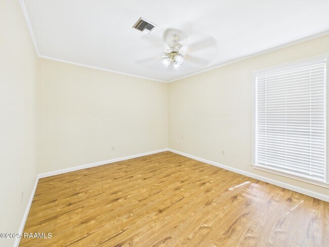 Building Photo - 302 Lark Dr