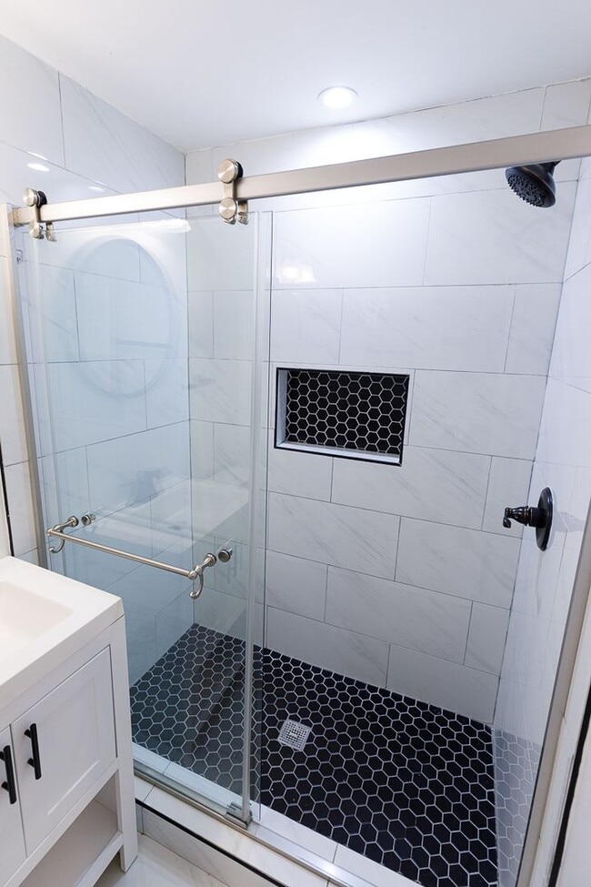 Building Photo - Beautifully Updated 4 Bed/3.5 Bath Row-Hom...