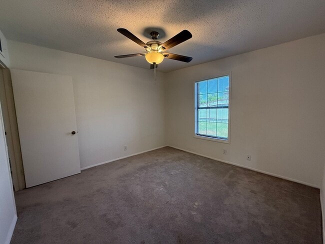 Building Photo - Spacious 4 bedroom, 2 bath home AVAILABLE NOW!