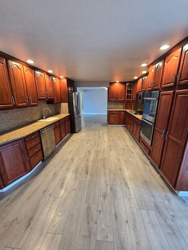 Building Photo - HUGE Bonus room ! Remodeled !  Hardwood Flooring Throughout & New Carpet in Bedrooms, Tile, Grani...