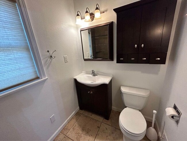 Building Photo - 600 W 26th St