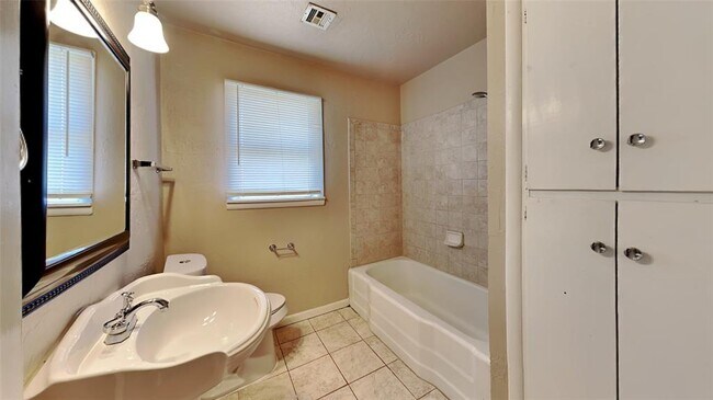 Building Photo - 2640 Manchester Dr