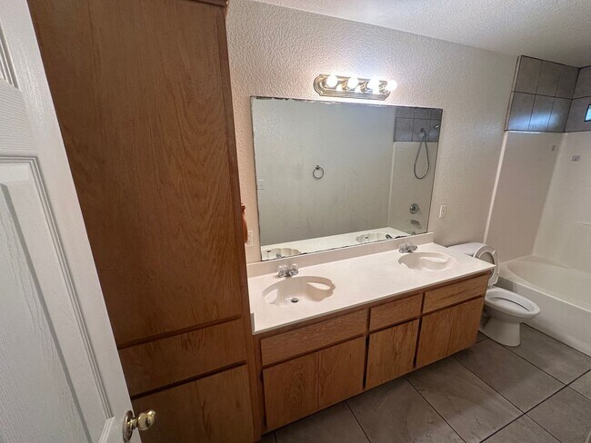 Building Photo - 2609 Vernice Loop