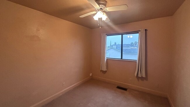 Building Photo - 560 Clover Dr