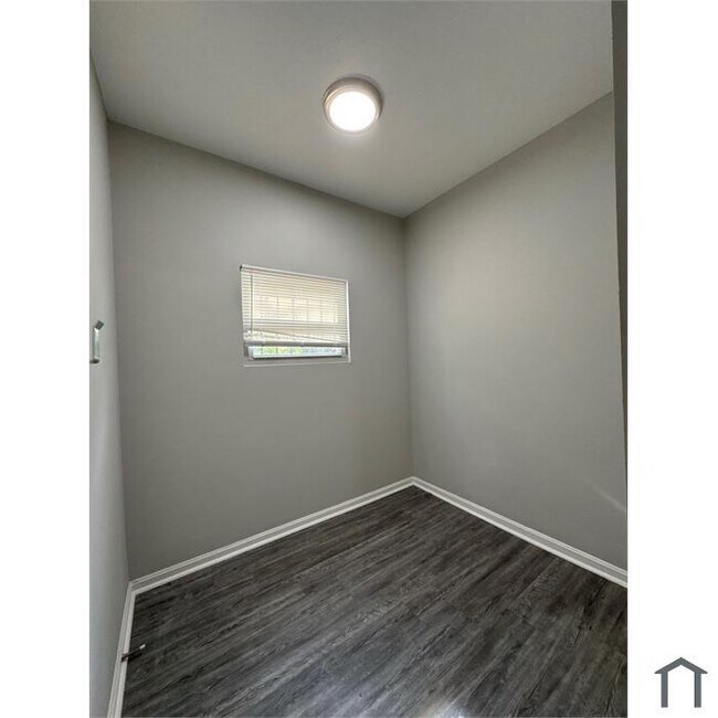 Building Photo - 4 Bedroom Rehabbed Home