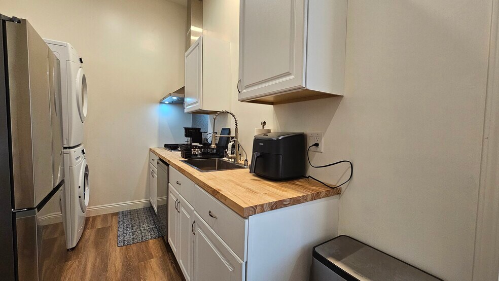 Kitchen - 2084 W 24th St