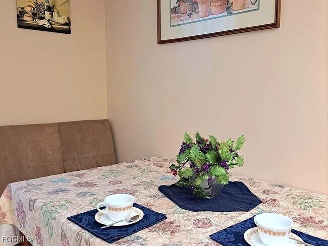 Building Photo - 2264 Winkler Ave