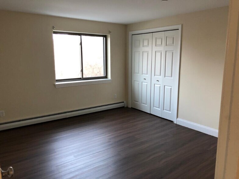 Building Photo - 65 Log St