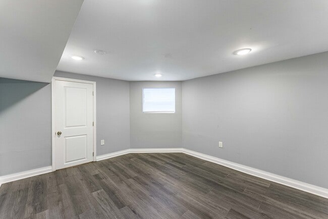 Building Photo - 1121 N Leclaire Ave