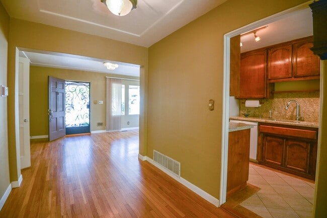 Building Photo - 1519 Glenwood Dr