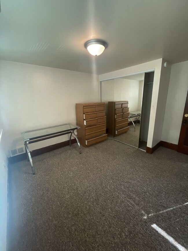 Building Photo - 926 Sylvan Ave