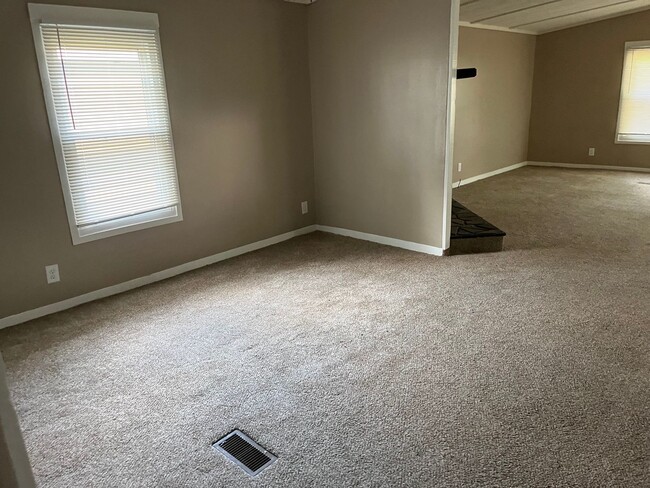 Building Photo - 2 bedroom 2 bath house