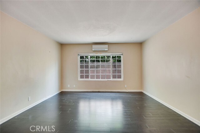 Building Photo - 1015 E Walnut Ave